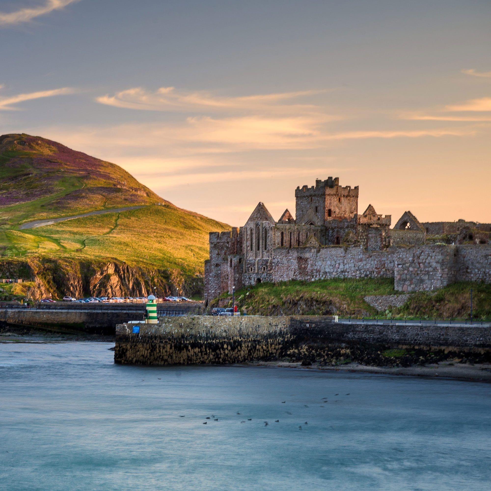 SKEAYL Artisan Manx Gin lifestyle image SKEAYL Artisan Manx Gin lifestyle image